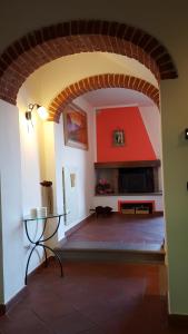 Casa Leonardo في كوارّاتا: غرفة معيشة مع طاولة وجدار احمر
