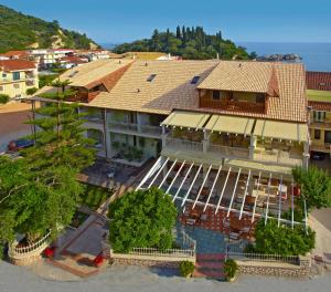 an overhead view of a building with a pool at Hotel Maistrali in Parga