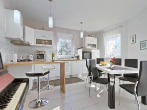 Køkken eller tekøkken på Holiday Home Amber by Interhome