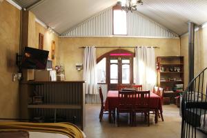 Reštaurácia alebo iné gastronomické zariadenie v ubytovaní Outback Cellar & Country Cottage