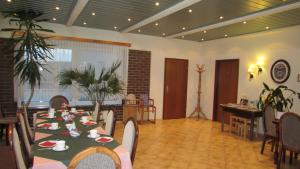 a dining room with a table and chairs at Pension Am Heiderand in Radeberg