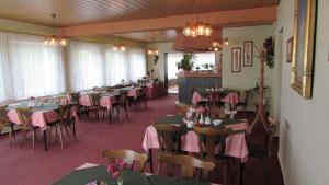 Un restaurante o sitio para comer en Pension Am Heiderand