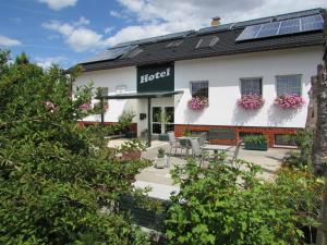 un hotel con paneles solares en la fachada en Pension Am Heiderand, en Radeberg