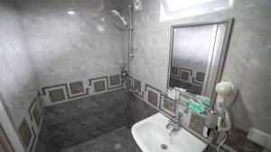 Ένα μπάνιο στο Hotel Progress