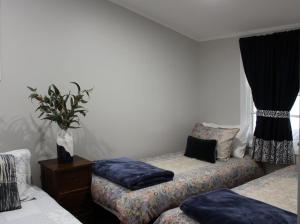 
A bed or beds in a room at Outback Cellar & Country Cottage
