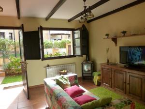 A television and/or entertainment centre at Mayorazgo De Altamira Mila