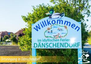 DänschendorfにあるHaus am Dorfteich Fehmarnの池水泳の看板