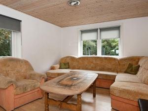 uma sala de estar com um sofá e uma mesa de centro em 12 person holiday home in Bredebro em Bredebro