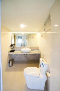 La salle de bains est pourvue de toilettes et d'un lavabo. dans l'établissement Ganapati Airport Hotel, à Katmandou