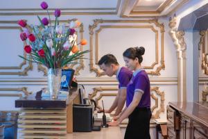 Členové personálu v ubytování Bellevue Hotel