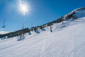 una pista de esquí cubierta de nieve con remonte en Relais Ducale Spa & Pool, en Pescocostanzo