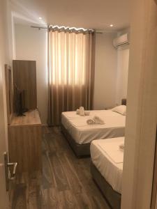 Postel nebo postele na pokoji v ubytování Deni's Hotel