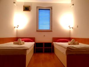 Postel nebo postele na pokoji v ubytování Hotel Galaksija Trebnje