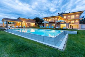 Bazén v ubytovaní Luxury Villa Spaccasole su Cortona - Sauna & Infinity Pool alebo v jeho blízkosti