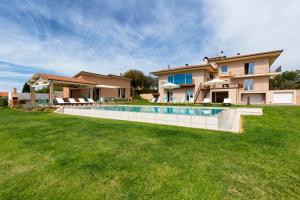 Bazén v ubytovaní Luxury Villa Spaccasole su Cortona - Sauna & Infinity Pool alebo v jeho blízkosti