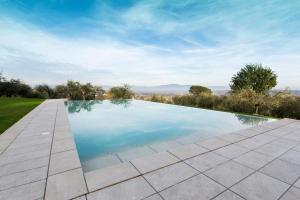 Bazén v ubytovaní Luxury Villa Spaccasole su Cortona - Sauna & Infinity Pool alebo v jeho blízkosti