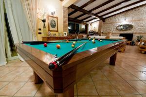 B&B La Collina Felice tesisinde bir bilardo masası