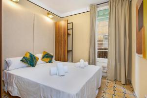 um quarto com uma cama branca e uma janela em Stay U-nique Apartments Floridablanca em Barcelona