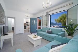uma sala de estar com um sofá azul e uma televisão em Sea Dream em Sami