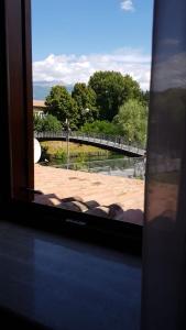una ventana con vistas a un puente en Casa Sigiu - Il Fiume, en Rieti