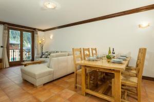 sala de estar con mesa y sofá en APARTMENT KITSON - Alpes Travel - Chamonix - Sleeps 6 en Chamonix-Mont-Blanc