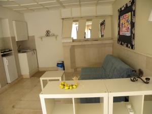 - un salon avec un canapé et une table dans l'établissement Apartments Almaja Villa, à Petrovac na Moru