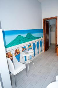 Zimmer mit einem Balkon mit Tisch und Stühlen in der Unterkunft B&B Le isole in Neapel
