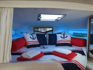 SLEEPBOAT Barco Hotel في بورتو: سرير في الجزء الخلفي من قارب