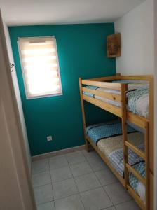 a room with two bunk beds and a window at Résidence Village Marin Catalan TORREILLES PLAGE in Torreilles