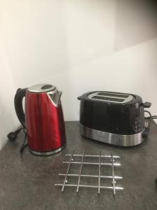 zwei Toaster und ein Toaster auf der Theke in der Unterkunft le studio de Molière in Montluçon