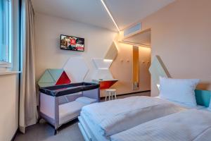 Postel nebo postele na pokoji v ubytování MEININGER Hotel Heidelberg Hauptbahnhof