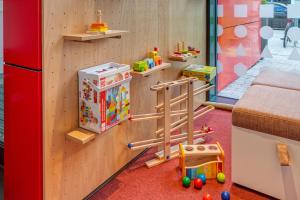 una sala de juegos para niños con nevera y juguetes en MEININGER Hotel Heidelberg Hauptbahnhof, en Heidelberg