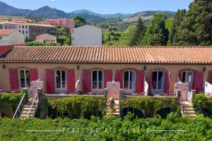 una casa con techo rojo en un pueblo en Le Mas des Citronniers, en Collioure