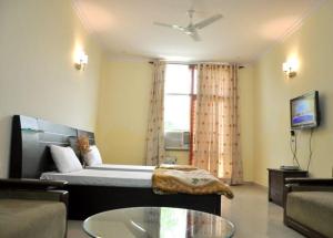 TV a/nebo společenská místnost v ubytování Hotel Home Stay Dwarka