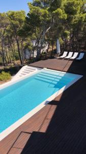 สระว่ายน้ำที่อยู่ใกล้ ๆ หรือใน ALMA Luxury Villa with sunset