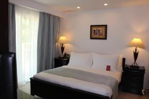 Tempat tidur dalam kamar di Mövenpick Hotel & Resort Al Bida'a