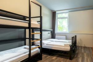 Ένα ή περισσότερα κρεβάτια σε δωμάτιο στο a&o Stuttgart City