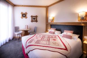 a hotel room with a bed and a table at Hotel Le Littoral in Évian-les-Bains