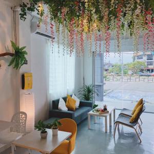 una sala de estar con flores colgando del techo en IMPRESS HOTEL en Klang