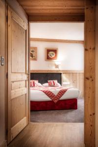 ein Schlafzimmer mit einem großen Bett in einem Zimmer in der Unterkunft Hotel Le Littoral in Évian-les-Bains