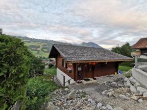 ein kleines Haus mit einem Berg im Hintergrund in der Unterkunft Chalet Solaria 2 bedrooms with mountain and garden view in Zweisimmen