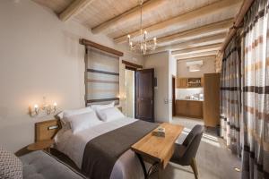 1 dormitorio con cama y mesa de madera en Lameriana Secret Village en Lamerianá