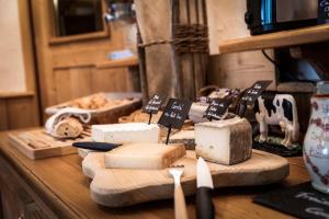 エヴィアン・レ・バンにあるオテル ル リトラルのカウンター上のチーズとパンの上のテーブル