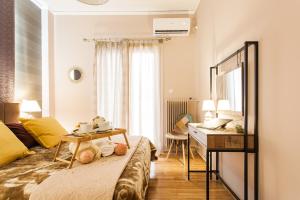 - un salon avec un canapé et un bureau dans l'établissement Cozy, Central, Safe Double rooms in apartment, close to Acropolis, à Athènes