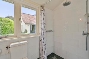 Holiday home Dijkstelweg 30 - Ouddorp with terrace and very big garden, near the beach and dunes - not for companies 욕실