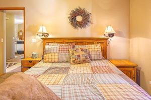 Een bed of bedden in een kamer bij Alpine Village