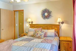Una cama o camas en una habitación de Alpine Village