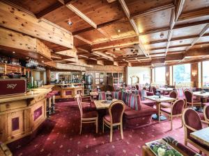 Reštaurácia alebo iné gastronomické zariadenie v ubytovaní Apartments MountainView