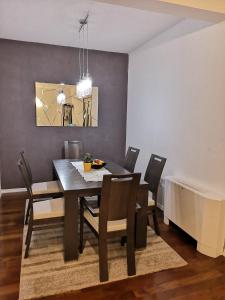 una sala da pranzo con tavolo e sedie di Apartment Blue Infinity 3 LeMi a Zaton