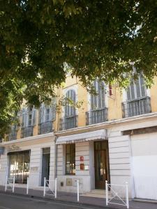 a building on the side of a street at Hôtel Bonaparte in Toulon